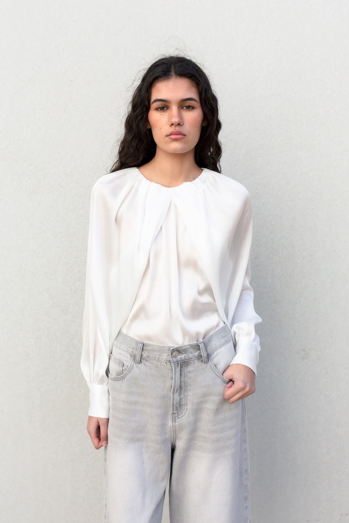 Blusa satinada color crudo - Imagen 3