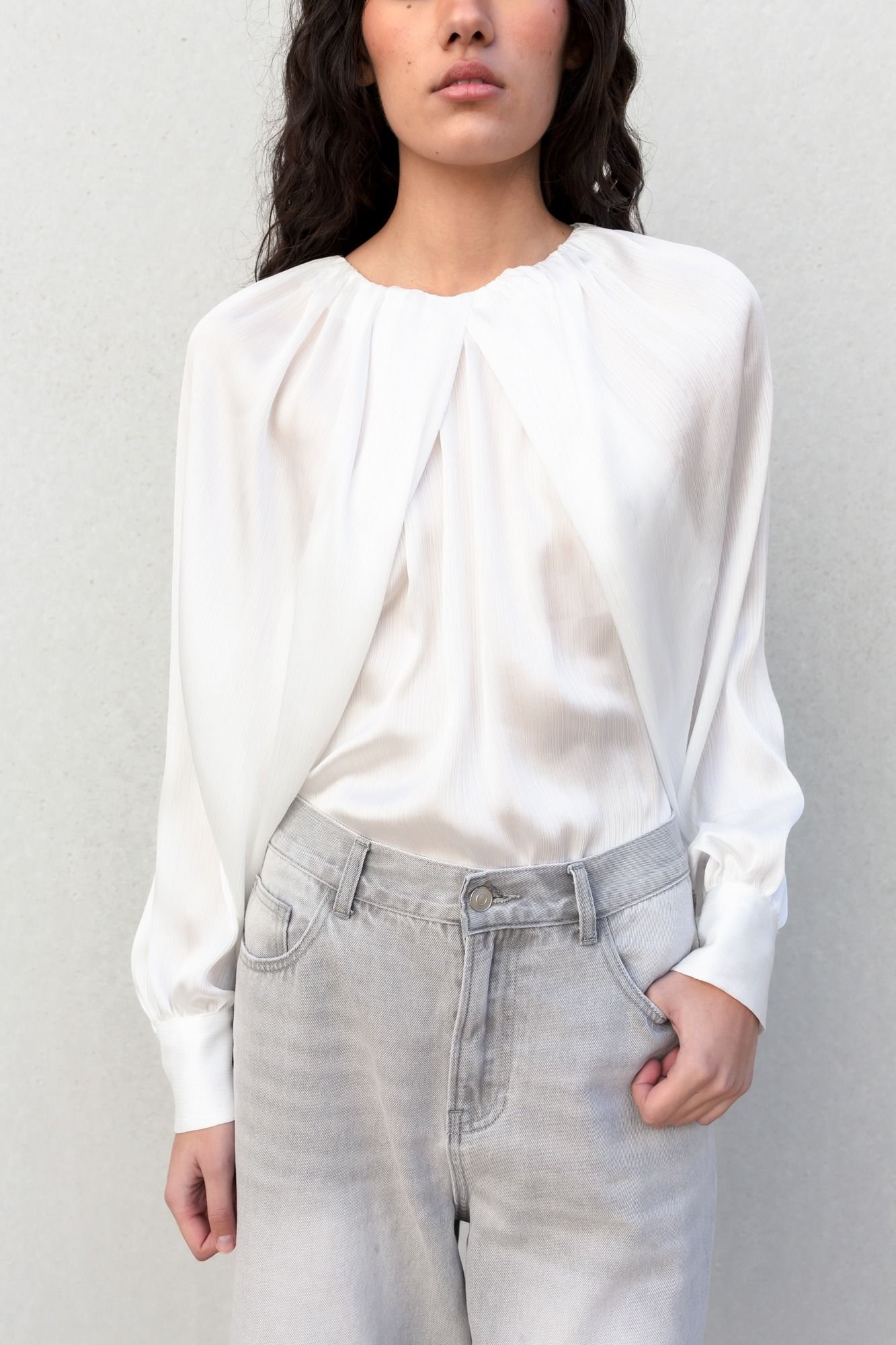 Blusa satinada color crudo - Imagen 4